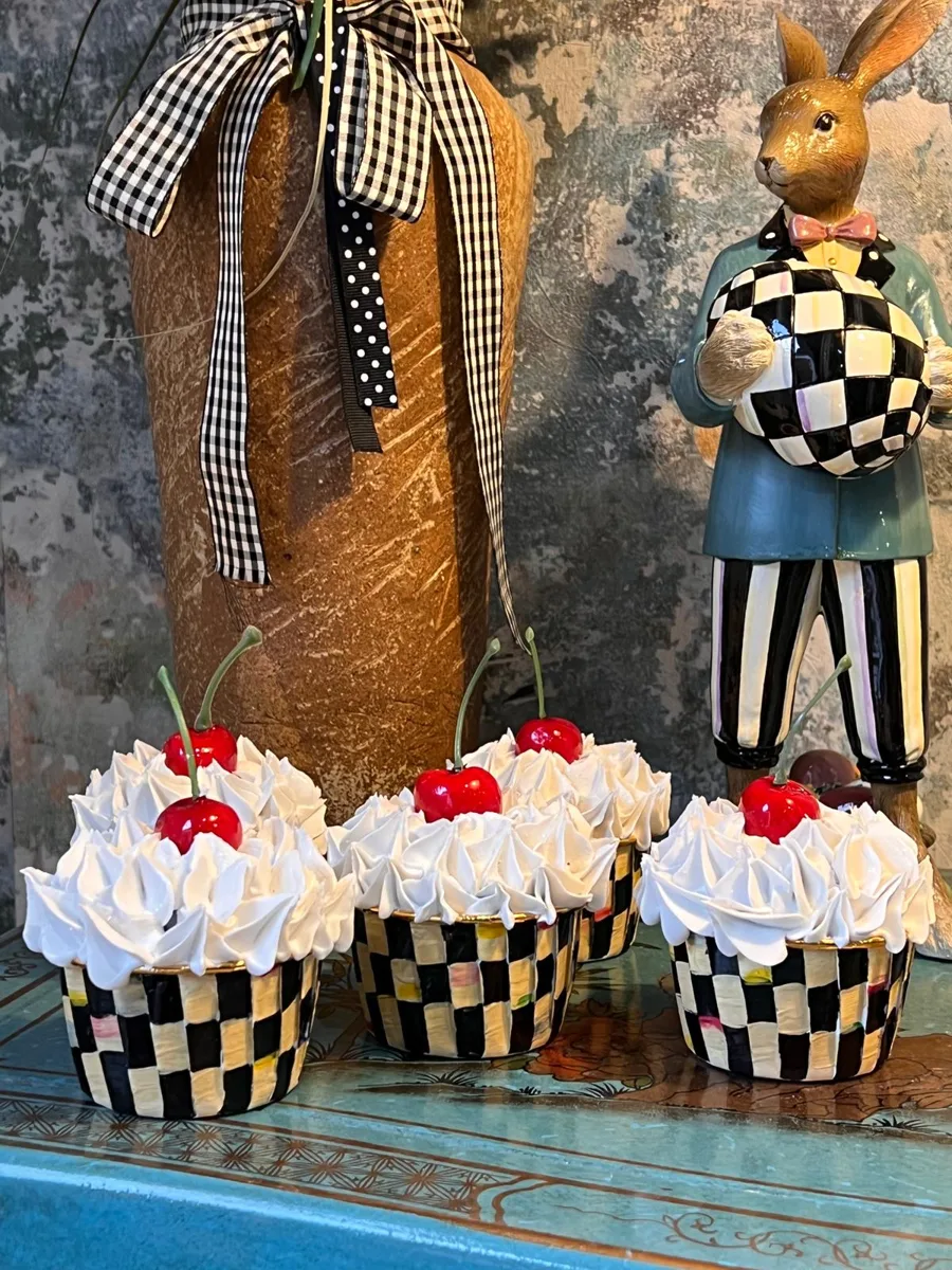 Artificial Fake Cupcakes. Set of 5 Black Check-Inspired Style. Black checkers, photograph 2