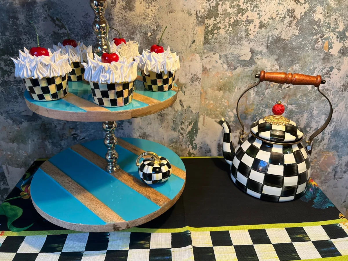 Artificial Fake Cupcakes Set with 5x Check inspired style. Checkered, photograph 5