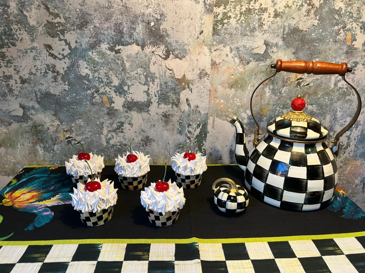 Artificial Fake Cupcakes Set with 5x Check inspired style. Checkered, photograph 4
