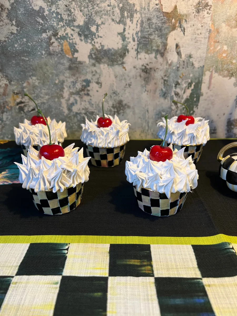 Artificial Fake Cupcakes Set with 5x Check inspired style. Checkered, photograph 7