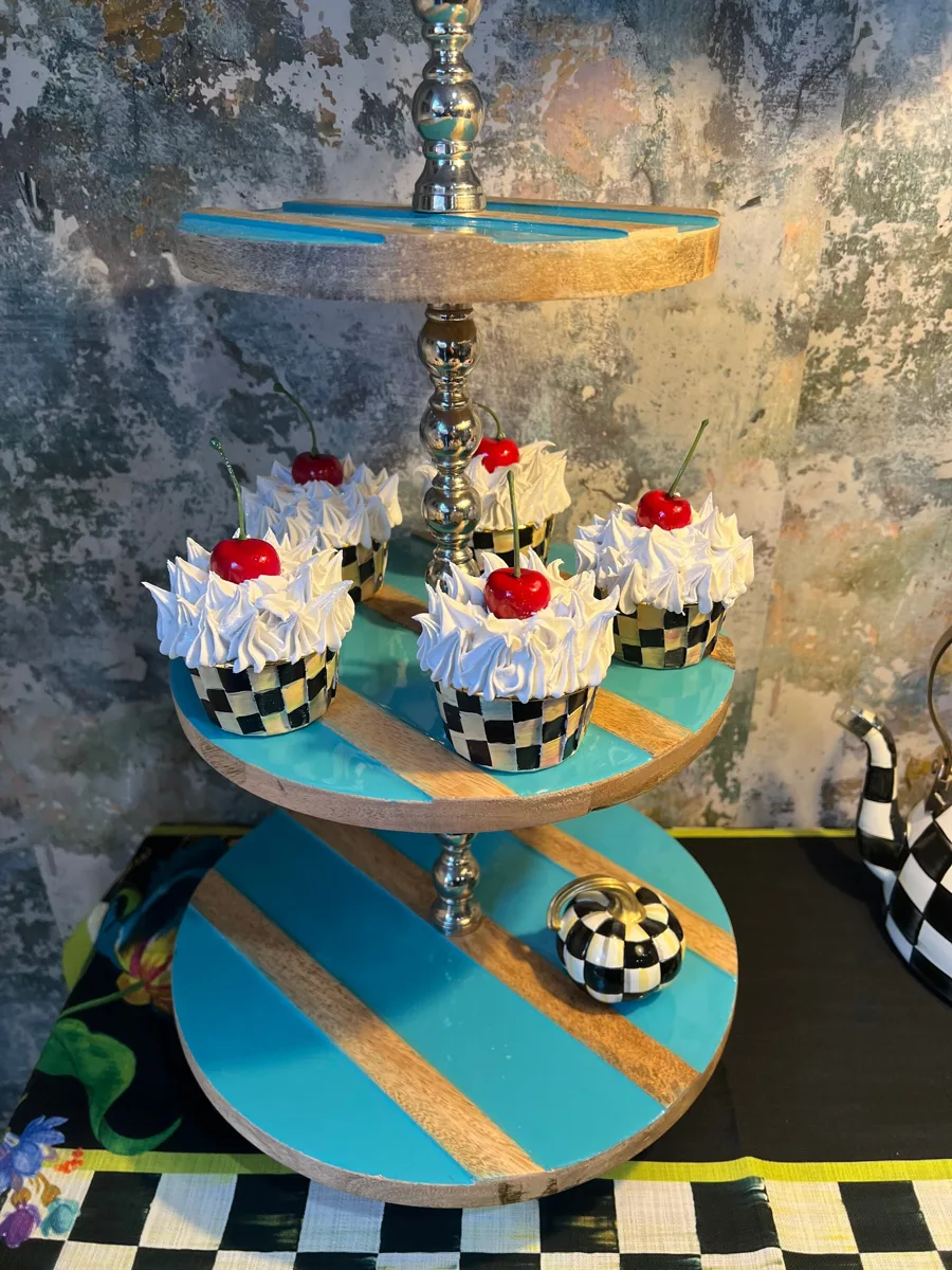 Artificial Fake Cupcakes Set with 5x Check inspired style. Checkered, photograph 8