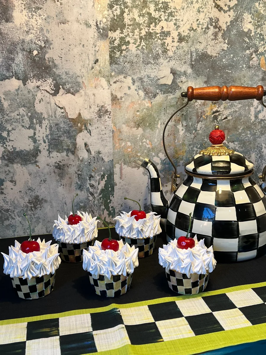 Artificial Fake Cupcakes Set with 5x Check inspired style. Checkered, photograph 3