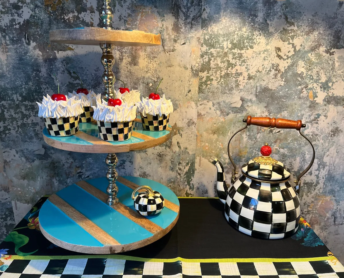 Artificial Fake Cupcakes Set with 5x Check inspired style. Checkered, photograph 6