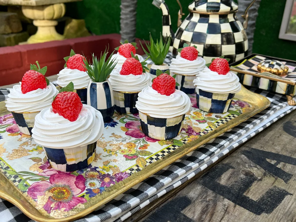 Artificial Fake Cupcakes Set. Check Inspired style. Prop Props Kitch, photograph 1