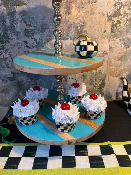 Artificial Fake Cupcakes Set with 5x Check inspired style. Checkered