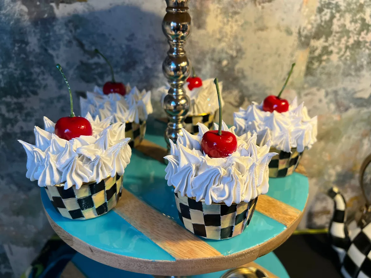 Artificial Fake Cupcakes Set with 5x Check inspired style. Checkered, photograph 2
